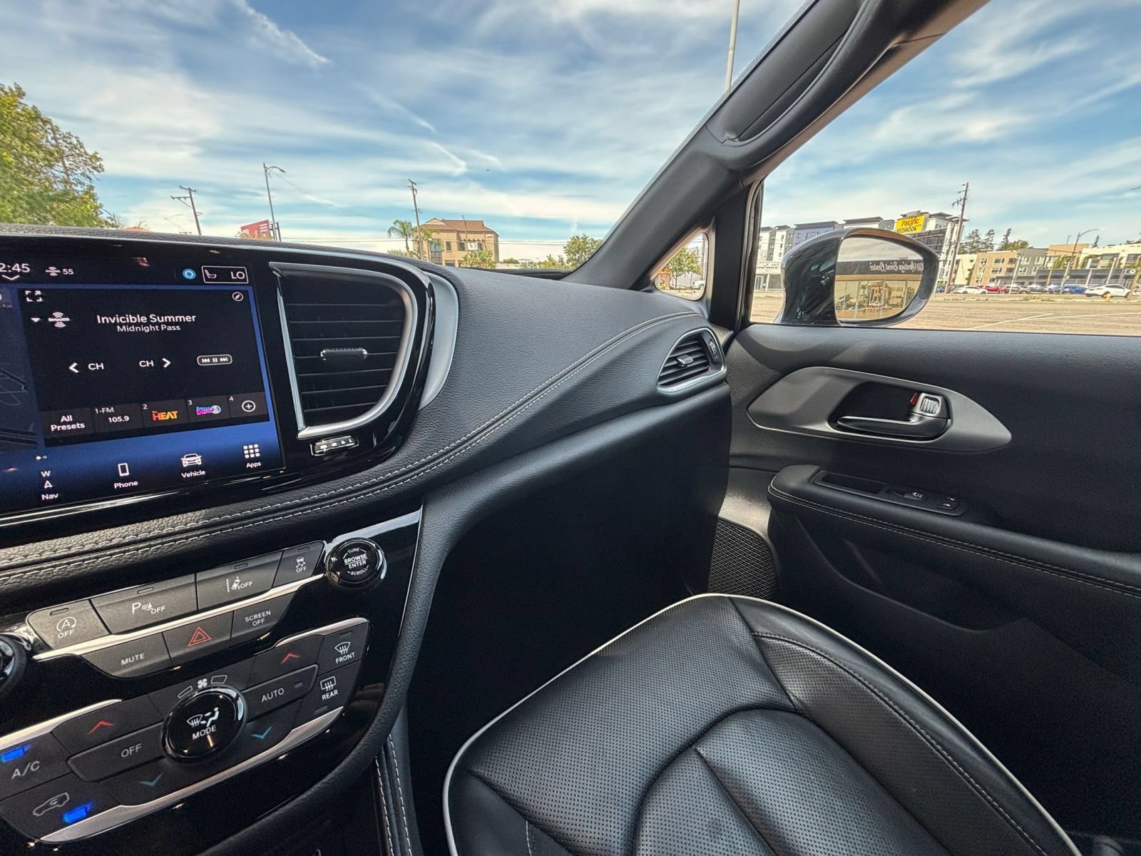 Used 2025 Chrysler Pacifica Limited FWD image 39