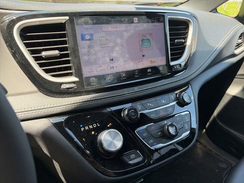 Used 2026 Chrysler Pacifica Select FWD image 9