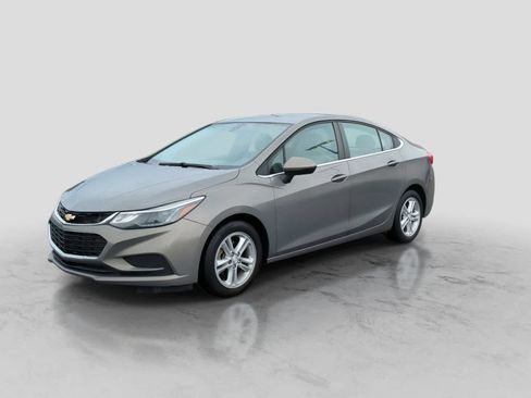 Used 2018 Chevrolet Cruze LT w/ Convenience Package FWD image 4