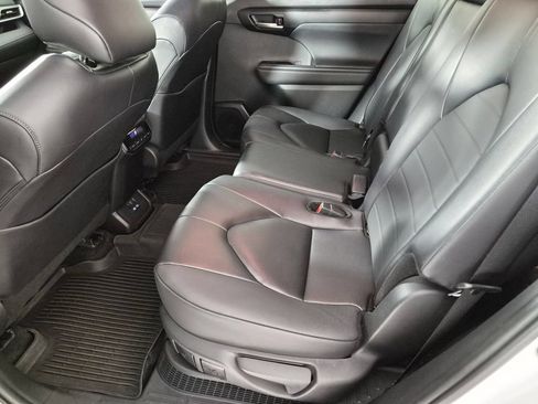 Used 2025 Toyota Highlander XLE AWD/4WD image 24