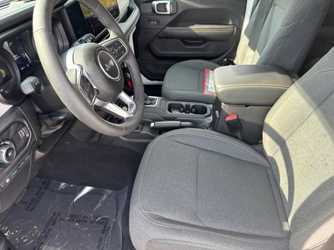 Used 2025 Jeep Wrangler Sahara image 9