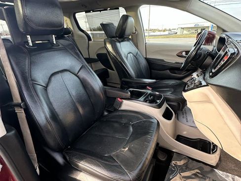 Used 2018 Chrysler Pacifica Touring-L Plus w/ Tire & Wheel Group image 49