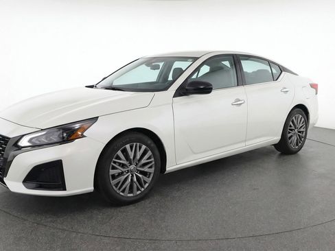 Used 2025 Nissan Altima 2.5 SV FWD image 3