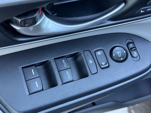 Used 2019 Honda CR-V Touring image 11