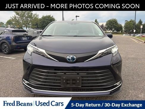 Used 2024 Toyota Sienna XLE w/ XLE Plus Package FWD image 2