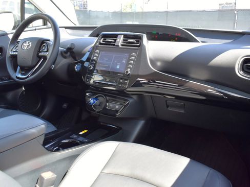Used 2021 Toyota Prius XLE AWD/4WD image 11