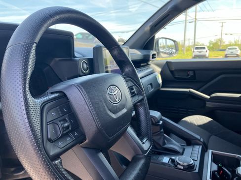 Certified 2025 Toyota Tacoma SR5 AWD/4WD image 9
