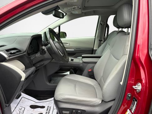 Used 2022 Toyota Sienna XLE FWD image 12