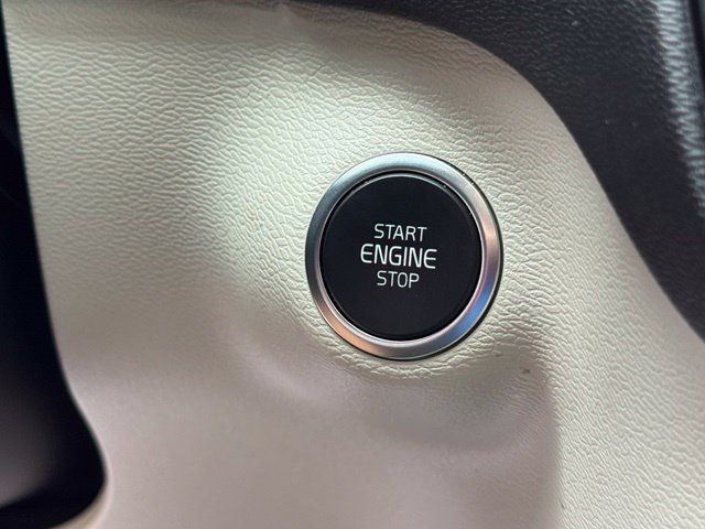 Used 2024 Volvo XC40 B5 Plus AWD/4WD image 18