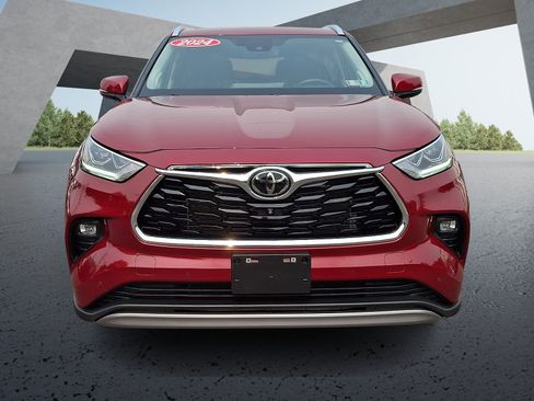 Certified 2024 Toyota Highlander Platinum AWD/4WD image 2