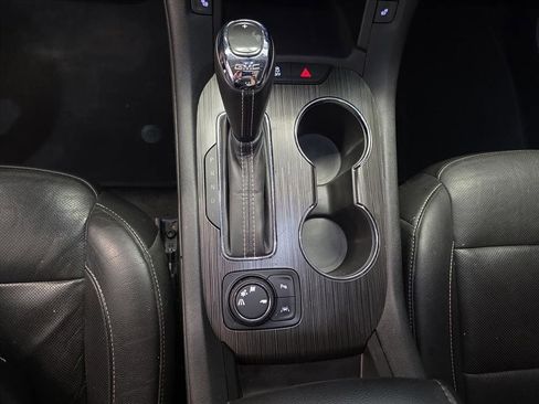 Used 2019 GMC Acadia SLT image 16