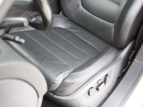 Used 2016 Volkswagen Touareg TDI image 25