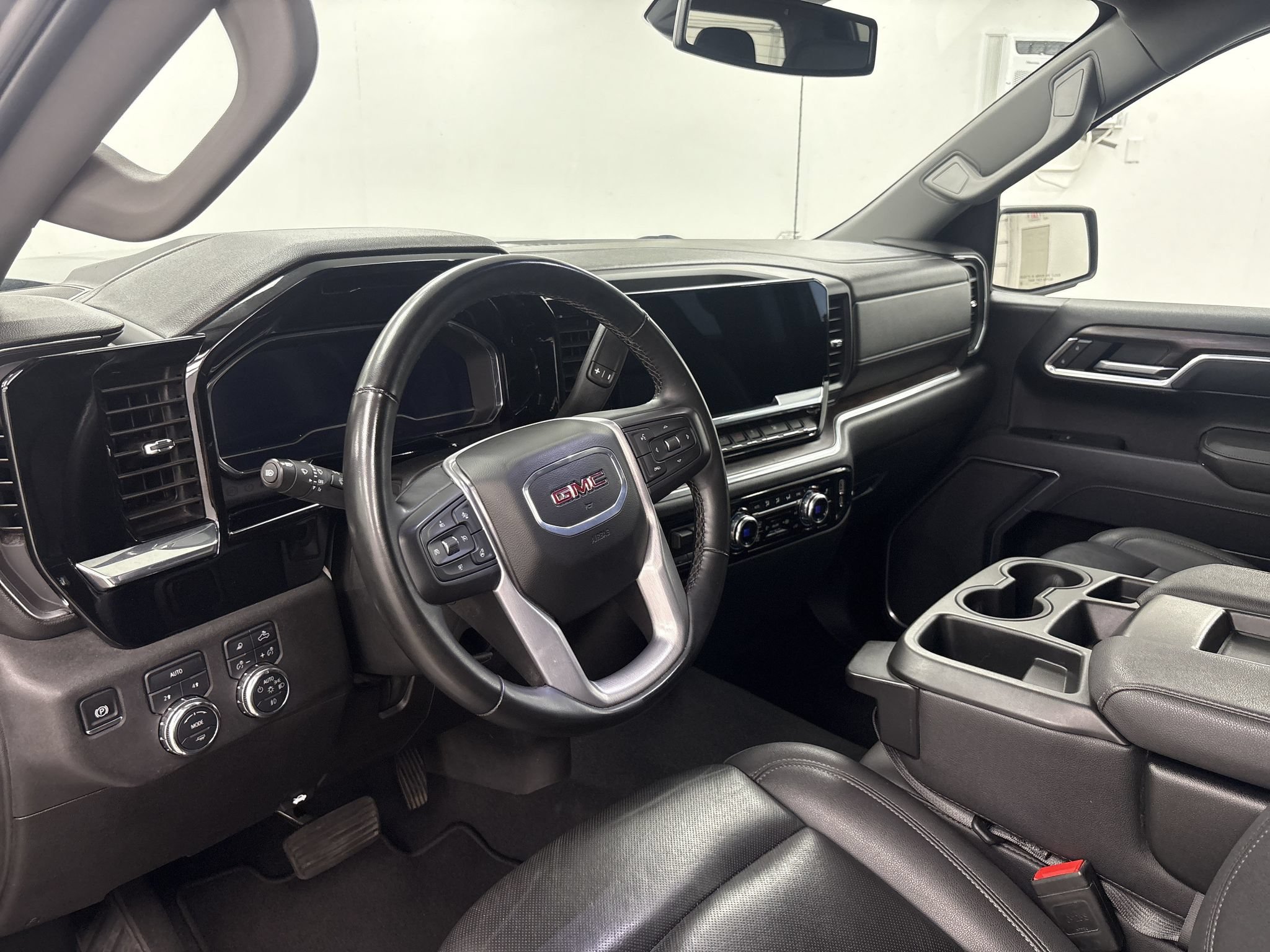 Used 2025 GMC Sierra 1500 SLT AWD/4WD image 10