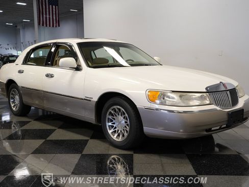 Used 2000 Lincoln Town Car Signature RWD image 17