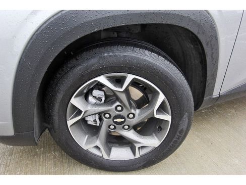 Used 2025 Chevrolet Trax LT w/ Driver Confidence Package image 29