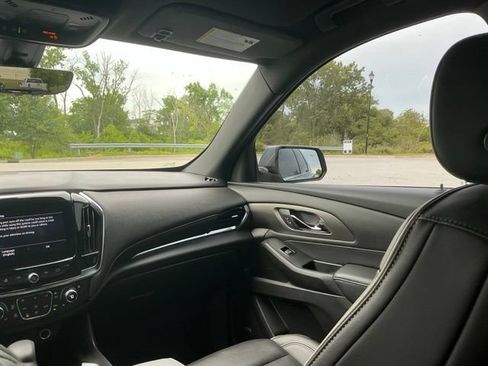 Used 2023 Chevrolet Traverse Premier FWD image 28