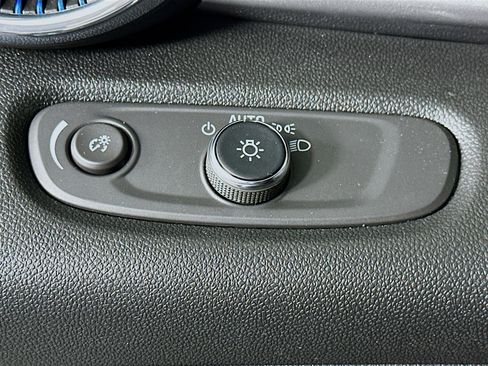 Used 2025 Chevrolet Trax LT w/ LT Convenience Package FWD image 17
