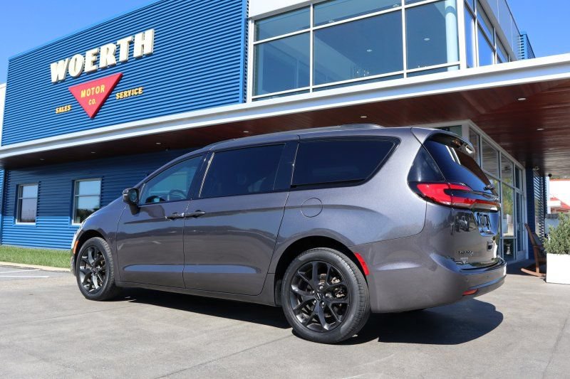 Used 2023 Chrysler Pacifica Touring-L w/ S Appearance Package AWD/4WD image 5