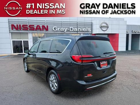 Used 2022 Chrysler Pacifica Touring FWD image 5