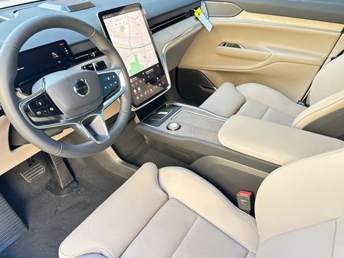 New 2025 Volvo EX90 Plus w/ Protection Package Premier image 9