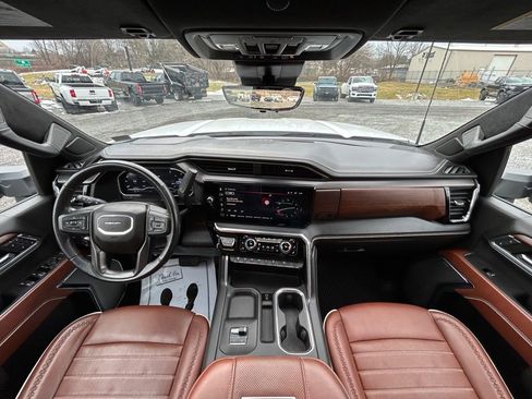 Used 2024 GMC Sierra 2500 Denali Ultimate image 2