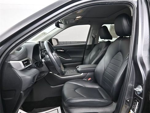 Used 2022 Toyota Highlander XLE image 18
