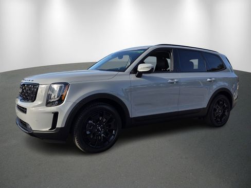Used 2022 Kia Telluride SX w/ SX Prestige Package image 3