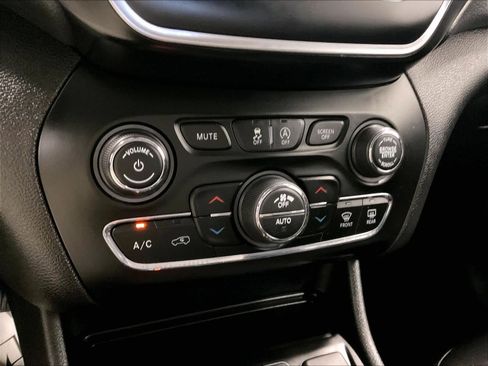 Used 2019 Jeep Cherokee Latitude Plus w/ Comfort/Convenience Group image 25