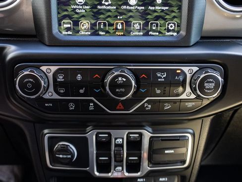 Used 2018 Jeep Wrangler Unlimited Sahara AWD/4WD image 20