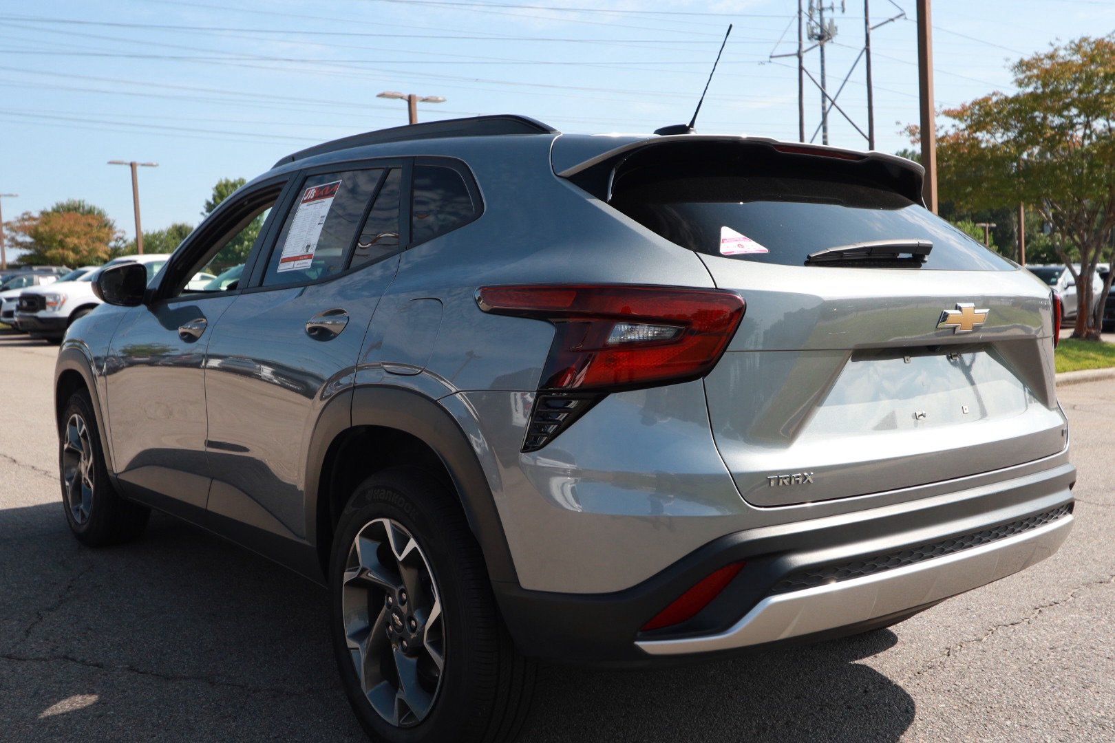 Used 2025 Chevrolet Trax LT w/ LT Convenience Package FWD image 3