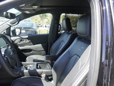 Used 2024 Chrysler Pacifica Limited w/ Uconnect Theater Family Group AWD/4WD image 18