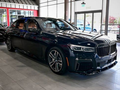Used 2022 BMW 750i xDrive w/ Luxury Rear Seating Package AWD/4WD image 3