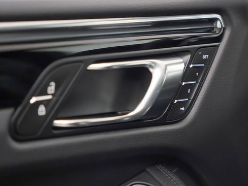 Certified 2026 Porsche Macan image 13