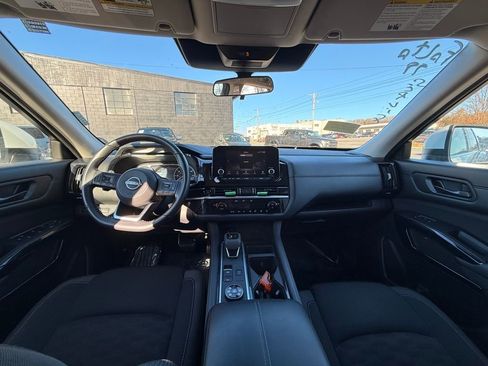 Used 2025 Nissan Pathfinder SV image 16