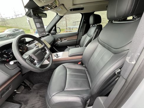 Certified 2025 Land Rover Range Rover SE image 17