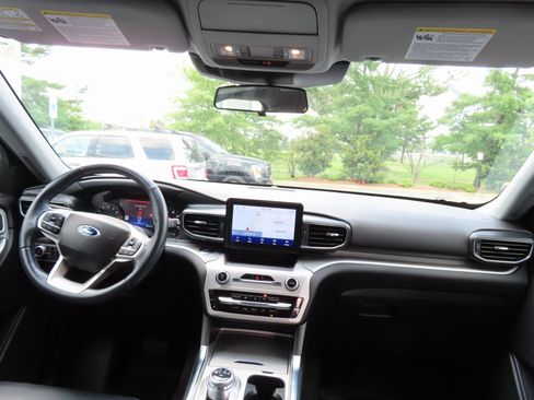 Used 2022 Ford Explorer XLT w/ Equipment Group 202A image 16