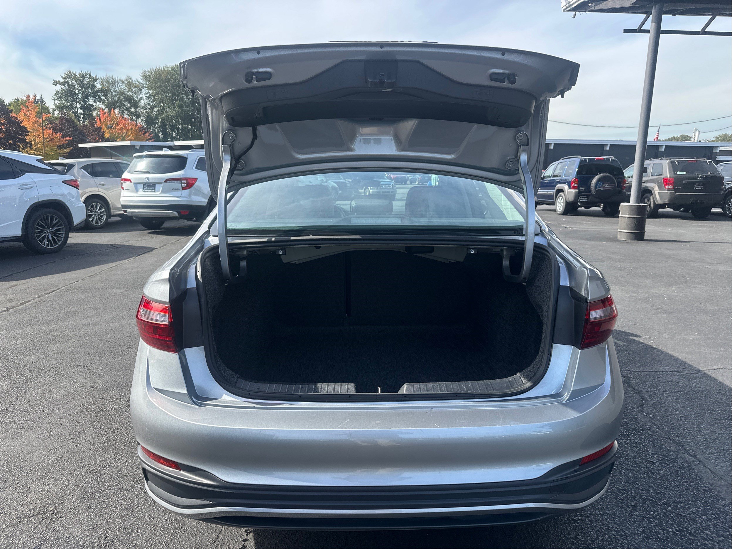 Used 2025 Volkswagen Jetta SE FWD image 11