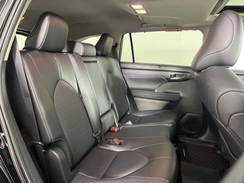 Used 2025 Toyota Highlander XLE image 30