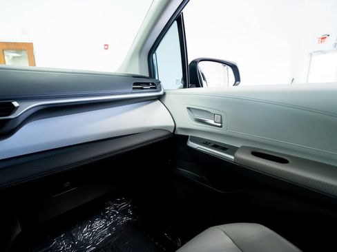 Used 2025 Toyota Sienna XLE FWD image 44