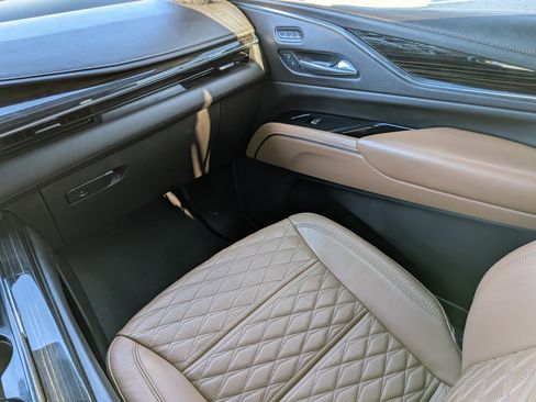 Used 2021 Cadillac Escalade Premium Luxury RWD image 16
