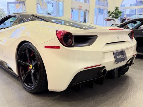Used 2017 Ferrari 488 GTB RWD image 13