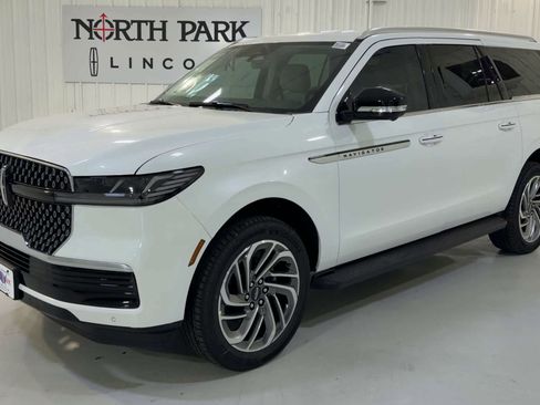 New 2026 Lincoln Navigator L Premier image 5