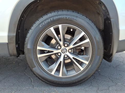 Used 2019 Toyota Highlander LE AWD/4WD image 22