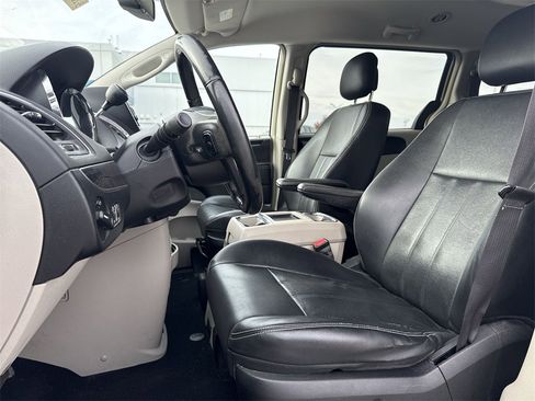 Used 2013 Chrysler Town & Country Touring image 13