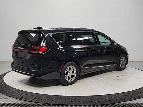 Used 2023 Chrysler Pacifica Limited FWD image 7