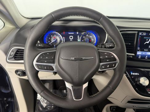 Used 2024 Chrysler Pacifica Touring-L FWD image 22