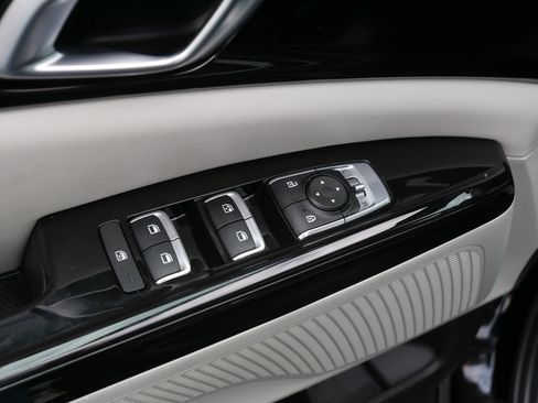 Used 2024 Kia Carnival EX FWD image 19