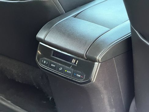 Used 2023 Toyota Highlander XLE AWD/4WD image 12