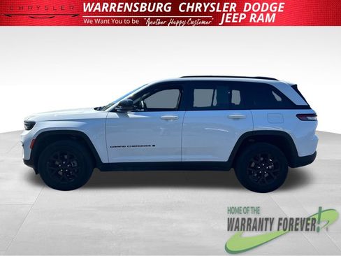 Used 2025 Jeep Grand Cherokee Altitude AWD/4WD image 5