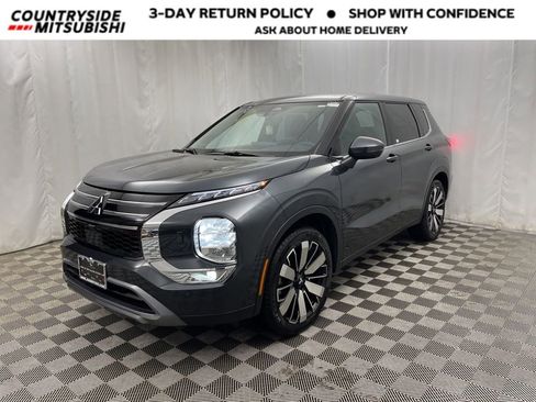 Used 2025 Mitsubishi Outlander SE image 1